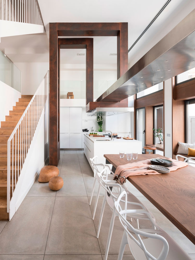 Diseño de interiores de una cocina de concepto abierto en una lujosa casa de Sant Andreu, Barcelona. Espacio diseñado por Josep Cortina.